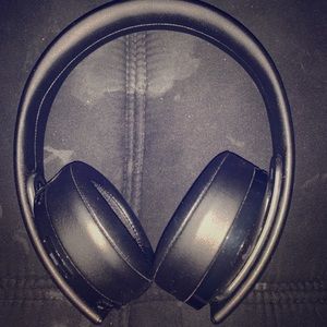 Wireless Bluetooth headphones